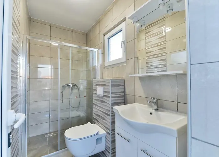 Vila Crowonder Smile With Swimming Pool And Stone Backyard